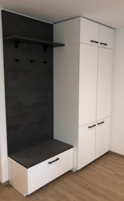 Corona-Bonus Einbauschrank mit Garderobe