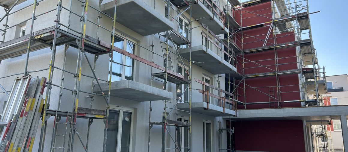 Baustellenupdate: Rohinstallationen abgeschlossen, Fliesenarbeiten und Fassadengestaltung schreiten voran