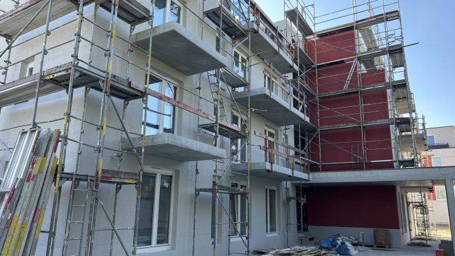 Baustellenupdate: Rohinstallationen abgeschlossen, Fliesenarbeiten und Fassadengestaltung schreiten voran